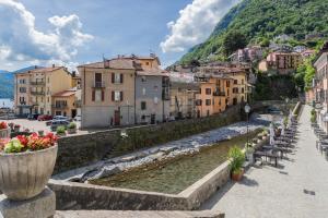 Blick auf eine Stadt mit Gebäuden und einem Berg in der Unterkunft Family Nest on Lake Como by Rent All Como in Argegno