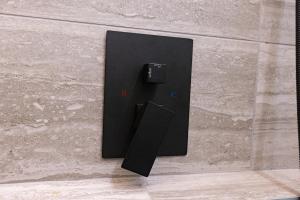 a black switch on the side of a wall at Chalet Ca'Stanedi Valchiavenna in Voga