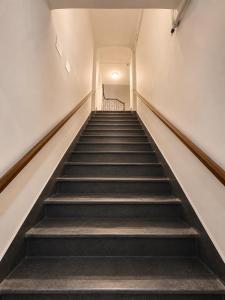 an empty stairway in an old building with a stair case at Cinque Terre Sweet Home - Centro La Spezia - 5 min stazione - Ideale Cinque Terre - WiFi e AC in La Spezia