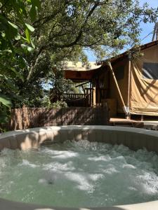a jacuzzi tub with water in a backyard at Gîte les 7 saveurs in Cucugnan