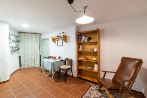 a kitchen and dining room with a table and chairs at Patio Morisco - WIFI - free parking in Órgiva