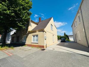 a house with a car parked in the driveway at CityStay House 42 in Bremerhaven