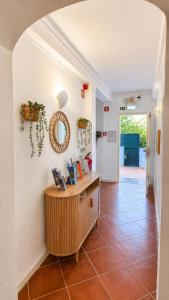 a room with a counter and a tile floor at Villa Cerro in Albufeira
