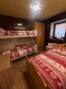 two bunk beds in a room with a television at Le Flocon de neige in Valtournenche