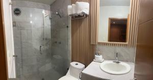 un baño con ducha, inodoro y lavabo en Hotel MAC7, en Aguascalientes
