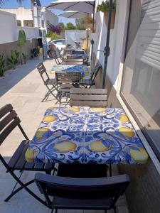 a blue and yellow table and chairs on a balcony at B&B villa brezza marina in Sant'Isidoro