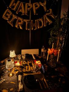 a table with a happy birthday sign on top of it at BLOM Spa privatif près de Douai, salle de massage, petit-déjeuner inclus in Guesnain