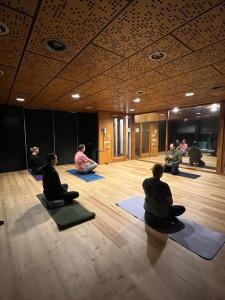 a group of people sitting in a yoga class at La Belle Heure B&B - formerly Huis van Steen - in Lelystad