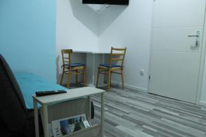 a room with two chairs and a table and a bed at Royal Racing Suite Top 2 near Red Bull Ring in Judenburg