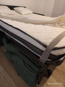 two beds sitting on top of a wooden floor at L'appartement à la ferme in Béthune
