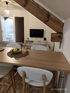 a living room with a table with fruit on it at L'appartement à la ferme in Béthune