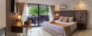 a bedroom with a large bed and a balcony at Plaza Lobos in Puerto Baquerizo Moreno