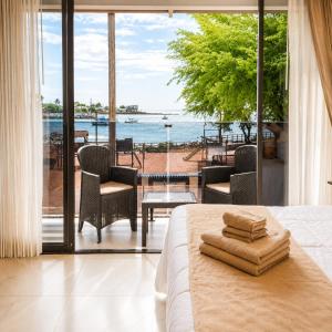 a bedroom with a bed and a view of the ocean at Plaza Lobos in Puerto Baquerizo Moreno
