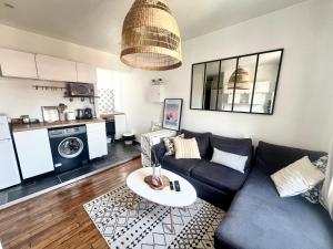 a living room with a couch and a table at Superbe appartement- 10 min Paris- Metro in Maisons-Alfort