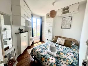 a small bedroom with a bed and a window at Superbe appartement- 10 min Paris- Metro in Maisons-Alfort