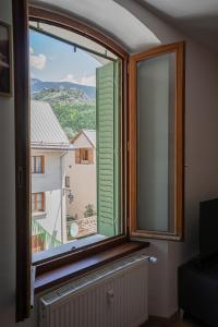 a window with a view of a building at T2 centre Ville Proche des pistes in Briançon