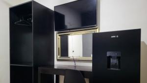 ein Esszimmer mit einem Tisch und einem Fenster in der Unterkunft Hotel Jasli Escárcega in Escárcega
