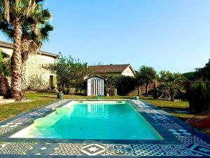 a swimming pool in the yard of a house at Cabane romantique climatisée avec piscine en pleine nature in Montignac