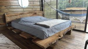 a bed on a wooden platform in a room at Front in Domingos Martins
