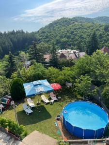 an aerial view of a yard with a swimming pool at Vila Milka in Lepterija