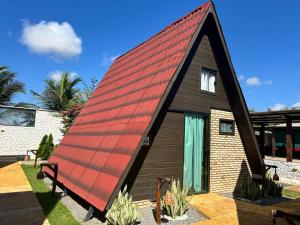 a small house with a red roof at Pousada Bellissima Italia in Luis Correia