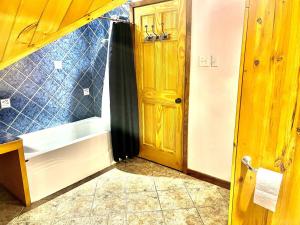 a bathroom with a tub and a sink and a shower at Charmant appartement dans maison patrimoniale in Sherbrooke +11 photos