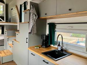a kitchen with a sink in a tiny house at Fuchs und Igel Tiny House - Tiny House Fuchs in Möllensee +8 photos