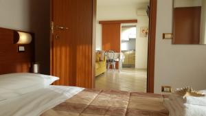 リミニにあるResidence Specialのベッドルーム1室(ベッド1台付)、廊下へのドアが備わります。