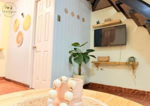 a room with a tv and a table with a toy at Taltal - Casa Dominguez in Taltal