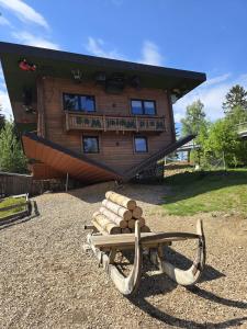 a log cabin with a bench in front of it at Bergzauber Bayerwald - voll ausgestattetes Familienapartment mit Pool in Sankt Englmar