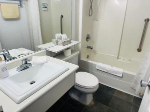 ein Badezimmer mit Waschbecken, Toilette und Dusche in der Unterkunft Heritage Inn in Hope + 18 Fotos