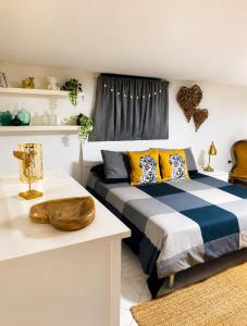 a bedroom with two beds and a table at Casa Maria in Scauri