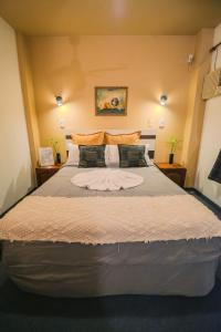 a bedroom with a large bed in a room at Hostel & Spa Mediterránea in Córdoba
