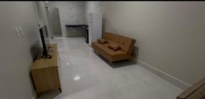a room with a couch and a tv in it at Casa Cor in Aruanã
