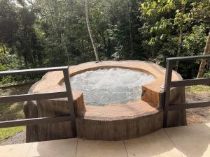 a wooden swing with a pool of water at Yalala Jacuzzi in Jabillos +5 photos