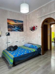 ein Schlafzimmer mit einem Bett und einem Gemälde an der Wand in der Unterkunft alchiccodoro in Genua