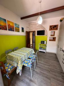 ein Esszimmer mit Tisch und Stühlen in einem Zimmer in der Unterkunft alchiccodoro in Genua