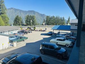 eine Gruppe von Autos, die auf einem Parkplatz geparkt sind in der Unterkunft Heritage Inn in Hope