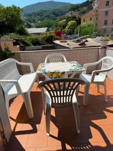 ein Terrassentisch und Stühle auf einem Dach in der Unterkunft alchiccodoro in Genua