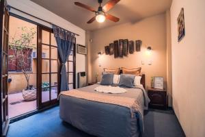 a bedroom with a bed and a ceiling fan at Hostel & Spa Mediterránea in Córdoba