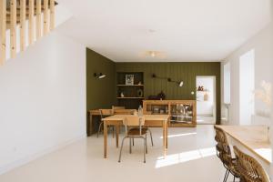 a dining room with a table and chairs at L'Annexe Singulière in Maillé