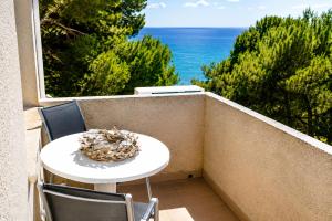 a table and two chairs on a balcony with the ocean at Buda Villa Planetcostadorada in Salou