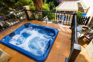 a blue tub sitting on top of a patio at Buda Villa Planetcostadorada in Salou