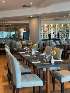 a dining room with tables and chairs and a restaurant at Hotel Beira Mar Boa Viagem By Flatbpaiva in Recife