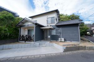 a home with a blue and white house at Shiokaze Miura Kaigan - 三浦海岸 in Miura