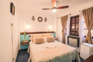 a bedroom with a bed and a ceiling fan at Hostel & Spa Mediterránea in Córdoba
