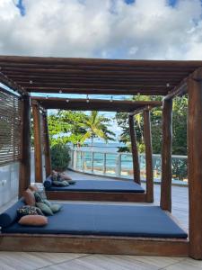 a room with two meditation beds with the ocean in the background at Hotel Beira Mar Boa Viagem By Flatbpaiva in Recife
