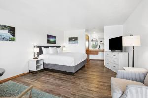 a hotel room with a bed and a tv at Parkside Inn in Ellison Bay