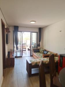 a living room with a couch and a table at Apto Solluar Flecheiras Trairi in Trairi