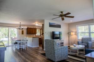 a kitchen and living room with a table and chairs at Parkside Inn in Ellison Bay